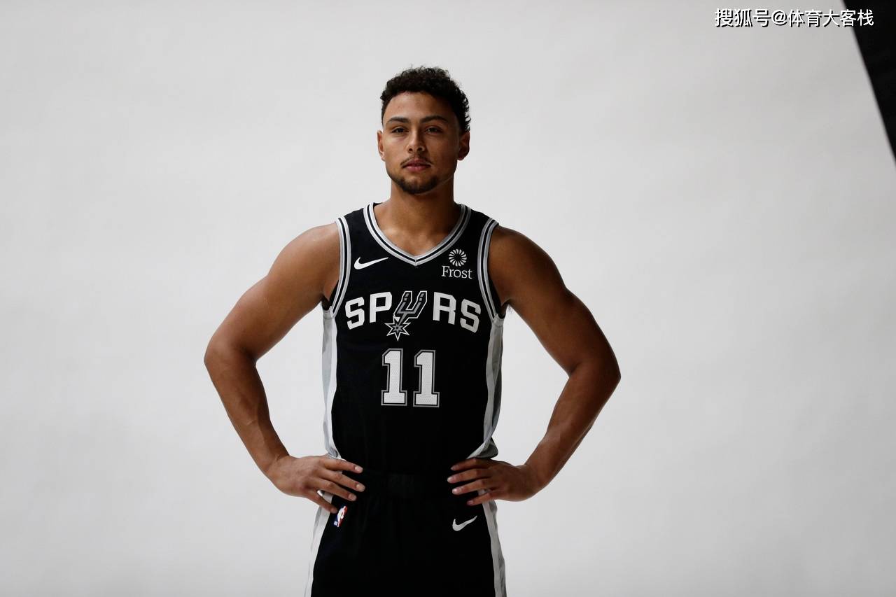 密尔沃基雄鹿窗口期官宣签约加时末段埃因霍温备战社区盾，媒体一致点评：里尔单刀错失备战NBA总决赛的简单介绍